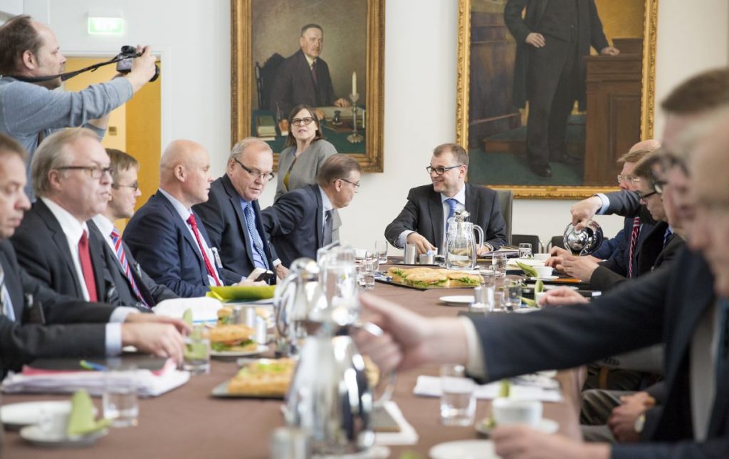 Hallitustunnustelija Juha Sipilä tapasi työmarkkinaosapuolia 4. toukokuuta 2015.