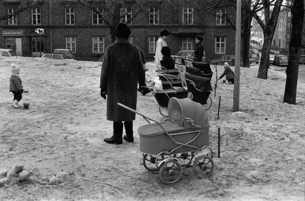 Lastenrattaita rivissä puistossa. Mustavalkoinen vanha valokuva.