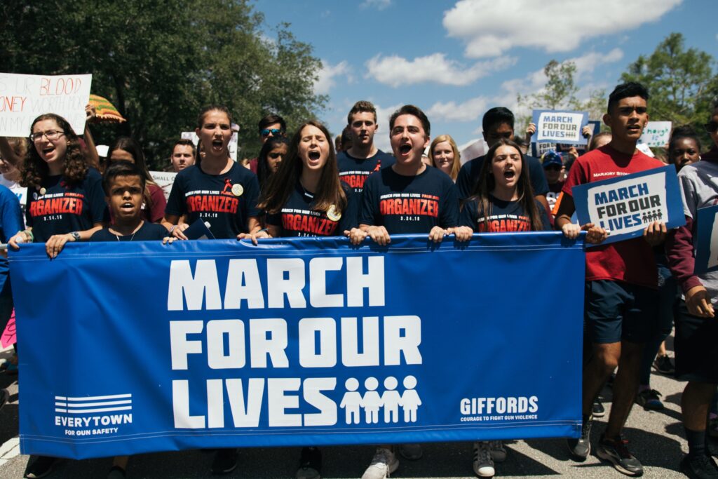 Nuoria March for our lives -mielenosoittajia. 