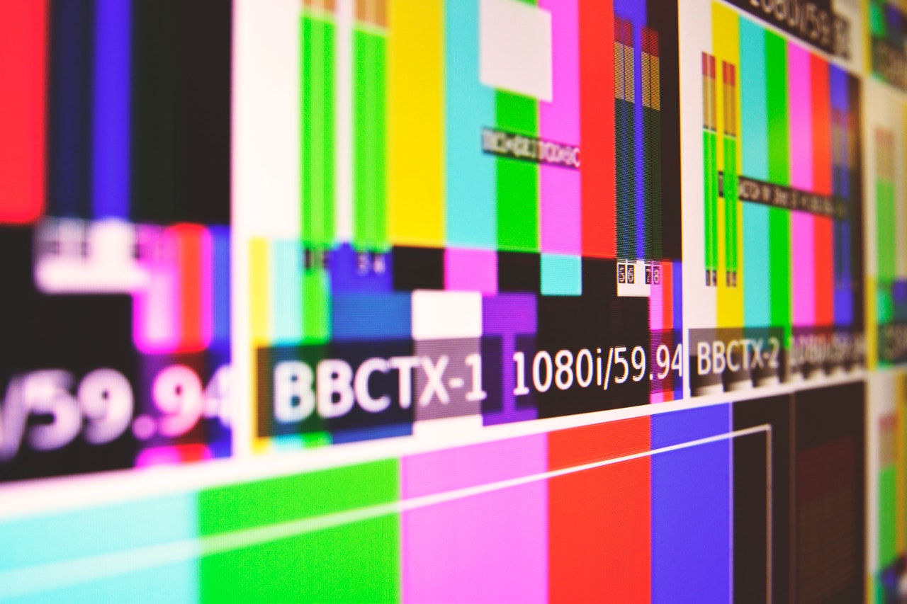Eri värisiä raitoja täynnä oleva kuva, joka näkyy televisiossa silloin, kun kanavalta ei tule ohjelmaa.