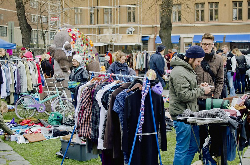 Ihmisiä ja vaaterekkejä puistossa Siivouspäivä-tapahtumassa vuonna 2012.
