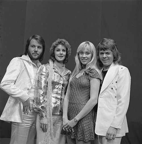 ABBA-bändin jäsenet Benny Andersson, Anni-Frid Lyngstad (Frida), Agnetha Fältskog ja Björn Ulvaeus. Mustavalkoinen valokuva. 