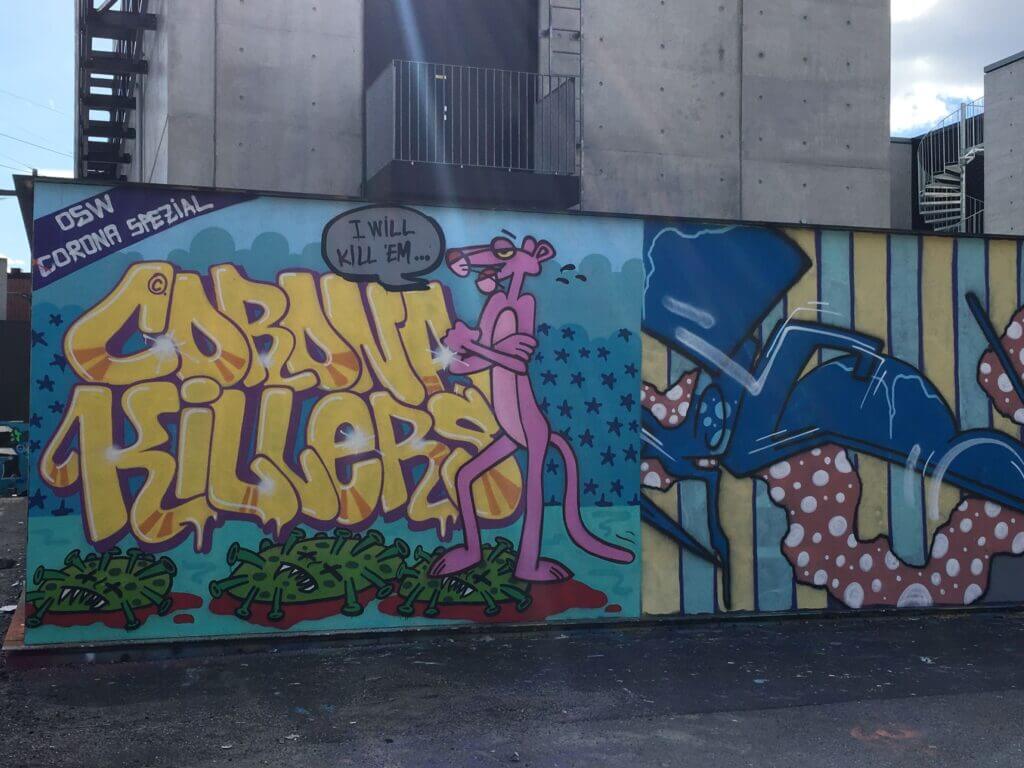 Graffiti, jossa on Pinkki pantteri -hahmo ja teksti "Corona Killers".