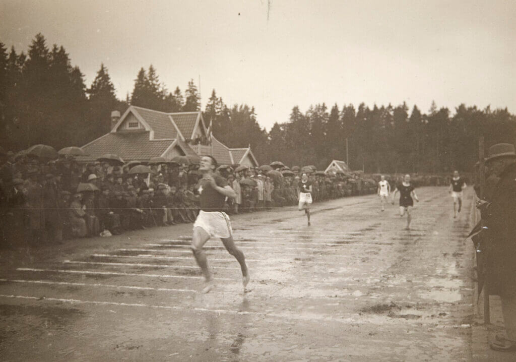 Juoksija Erik Wilén ylittää maalilinjan 400 metrillä Eläintarhan kentällä. 1922. 