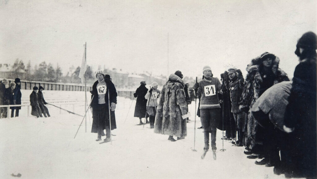 Kilpailijoita hiihtokilpailujen lähtöpaikalla. Mustavalkoinen valokuva 1900-luvun alusta. 