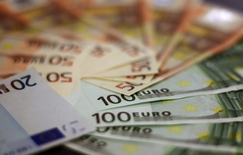 Euro-seteleitä levällään. 