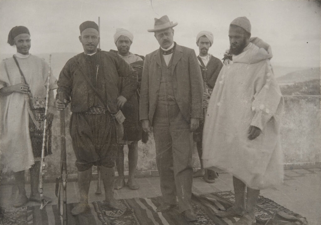 Edvard Westermarck Marokossa. Westermarckin ohella kuvassa marokkolaisia miehiä, jotka todennäköisesti auttaneet Westermarckia hänen tutkimuksessan. Miesten nimet vasemmalta oikealle Tousi, Sîdi Abdsslam I, Abdlkrim, Sîdi Abdsslam II ja Sîdi Rahhal.