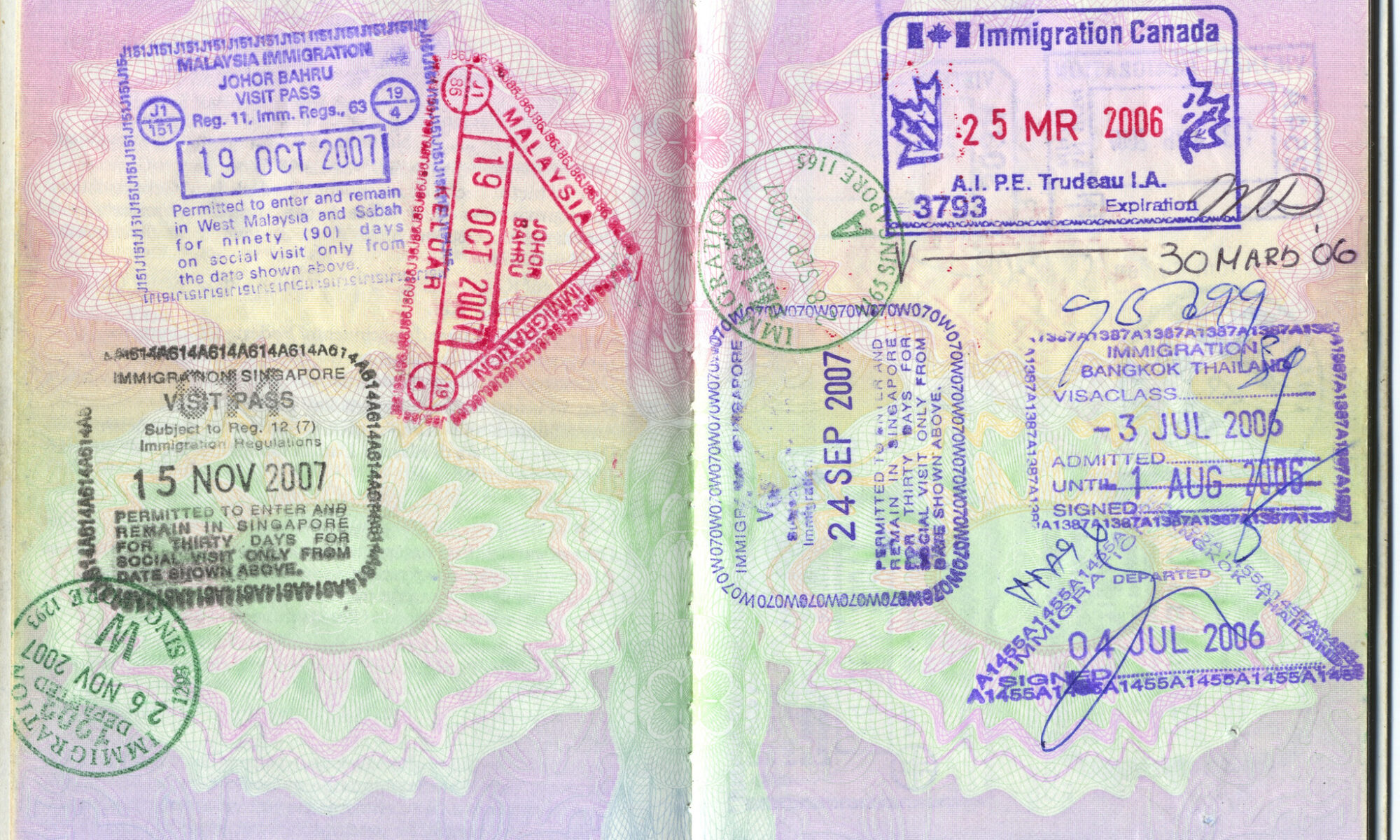 Kuva vanhentuneen passin sisäsivusta, jossa leimamerkintöjä Kanadasta, Malesiasta, Thaimaasta ja Singaporesta. Sana "immigration" toistuu jokaisessa leimassa.
