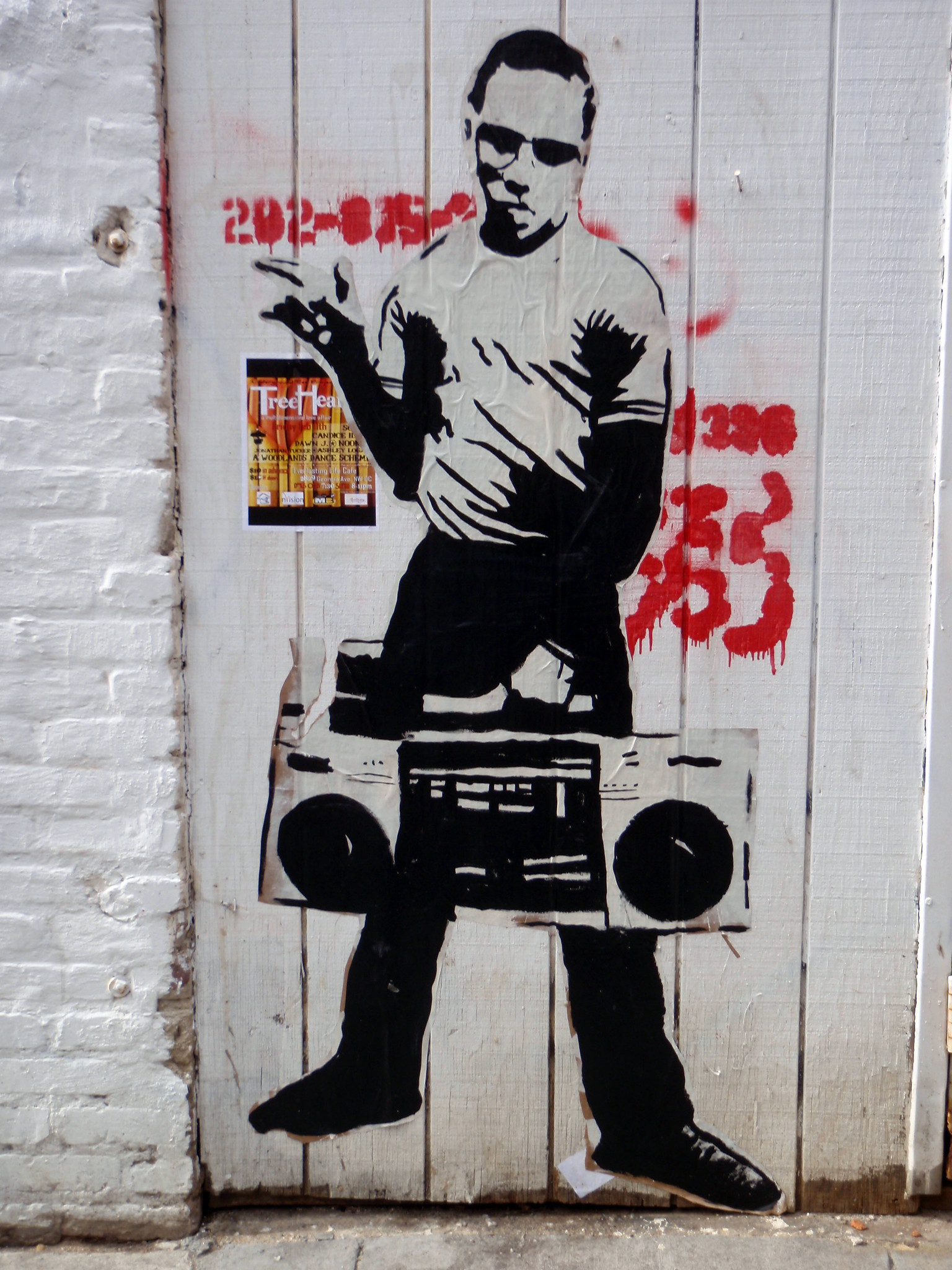 Graffiti, jossa Malcolm X:n näköinen henkilö pitää kädessään boomboxia.