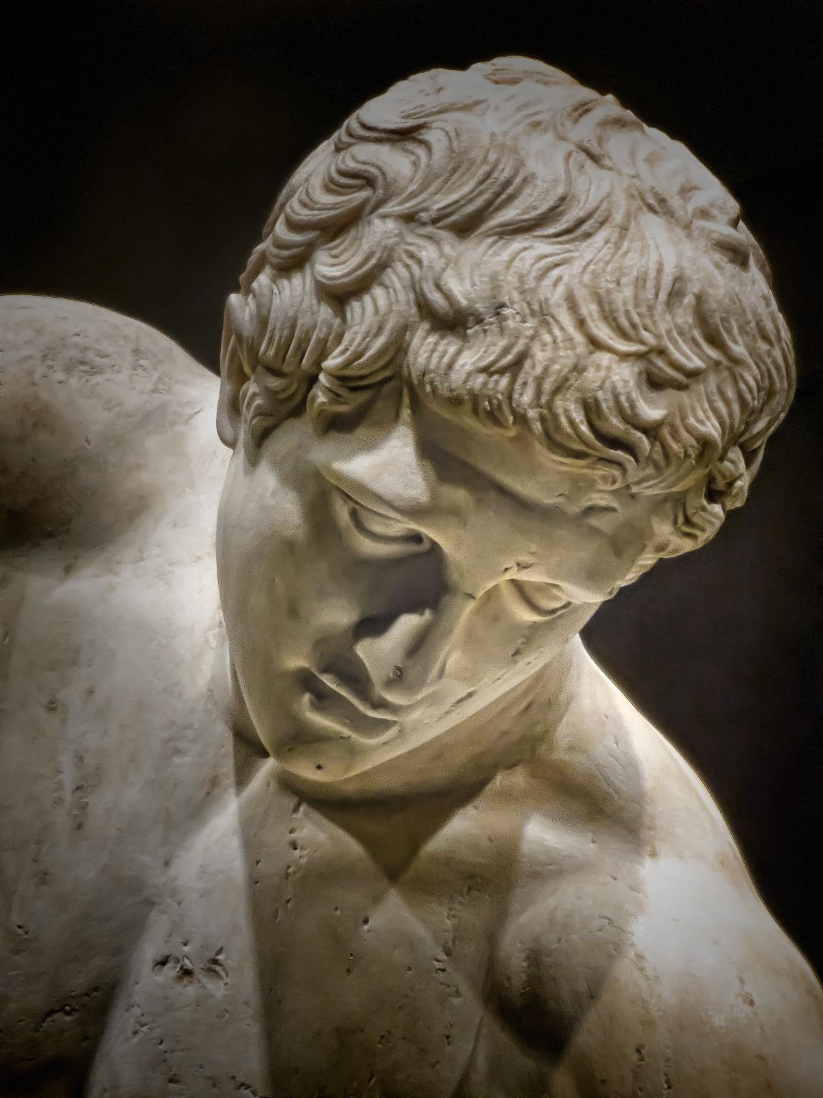 Kreikkalainen miespatsas kuvattuna kasvoista.