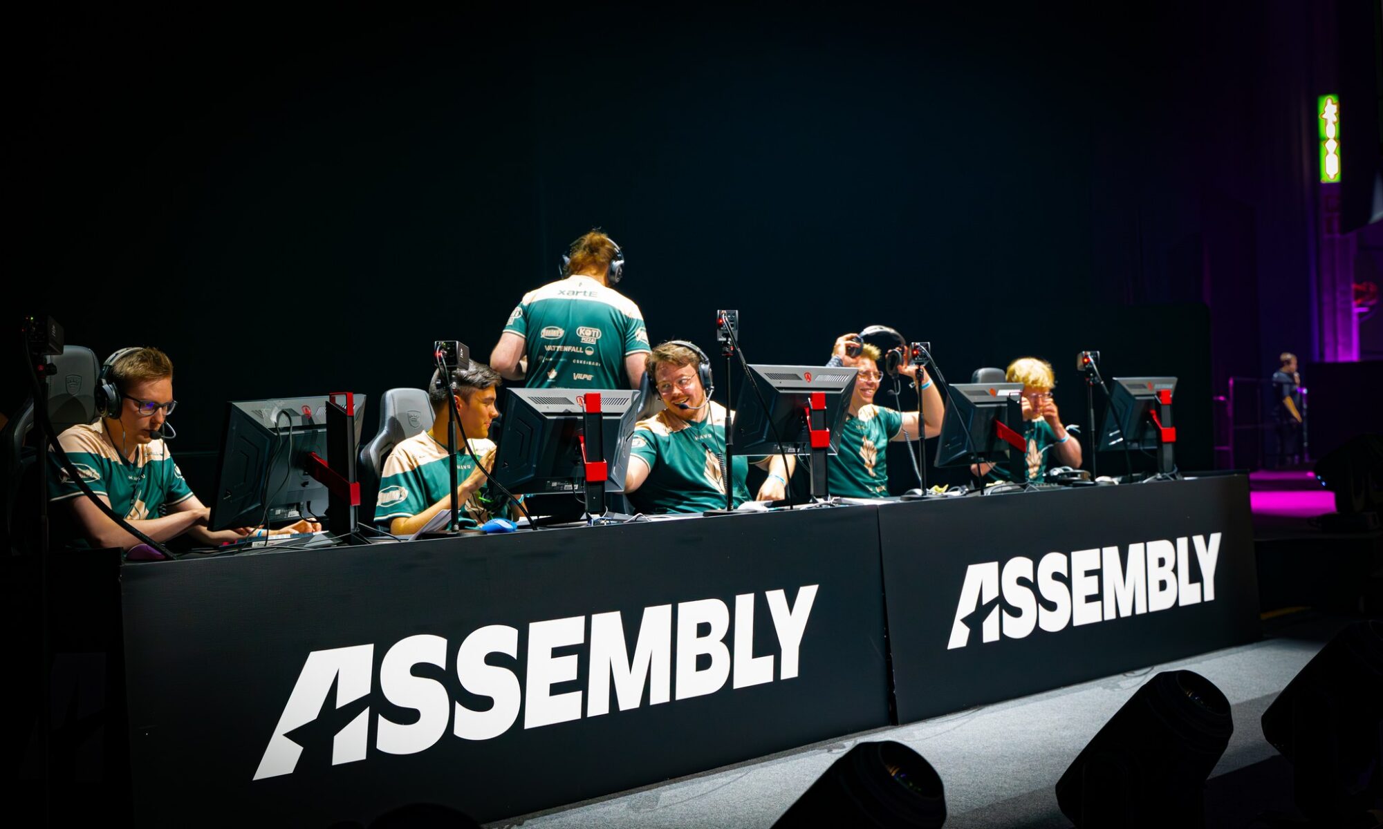 E-urheilujoukkue asettuneena koneidensa ääreen Assembly-pelitapahtumassa.