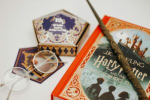 Harry Potter -kirja, taikasauva ja silmäälasit