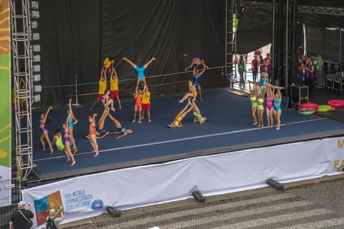 Kuvassa Gymnaestrada 2015 Helsinki -tapahtuman lava, jossa on käynnissä voimisteluesitys.
