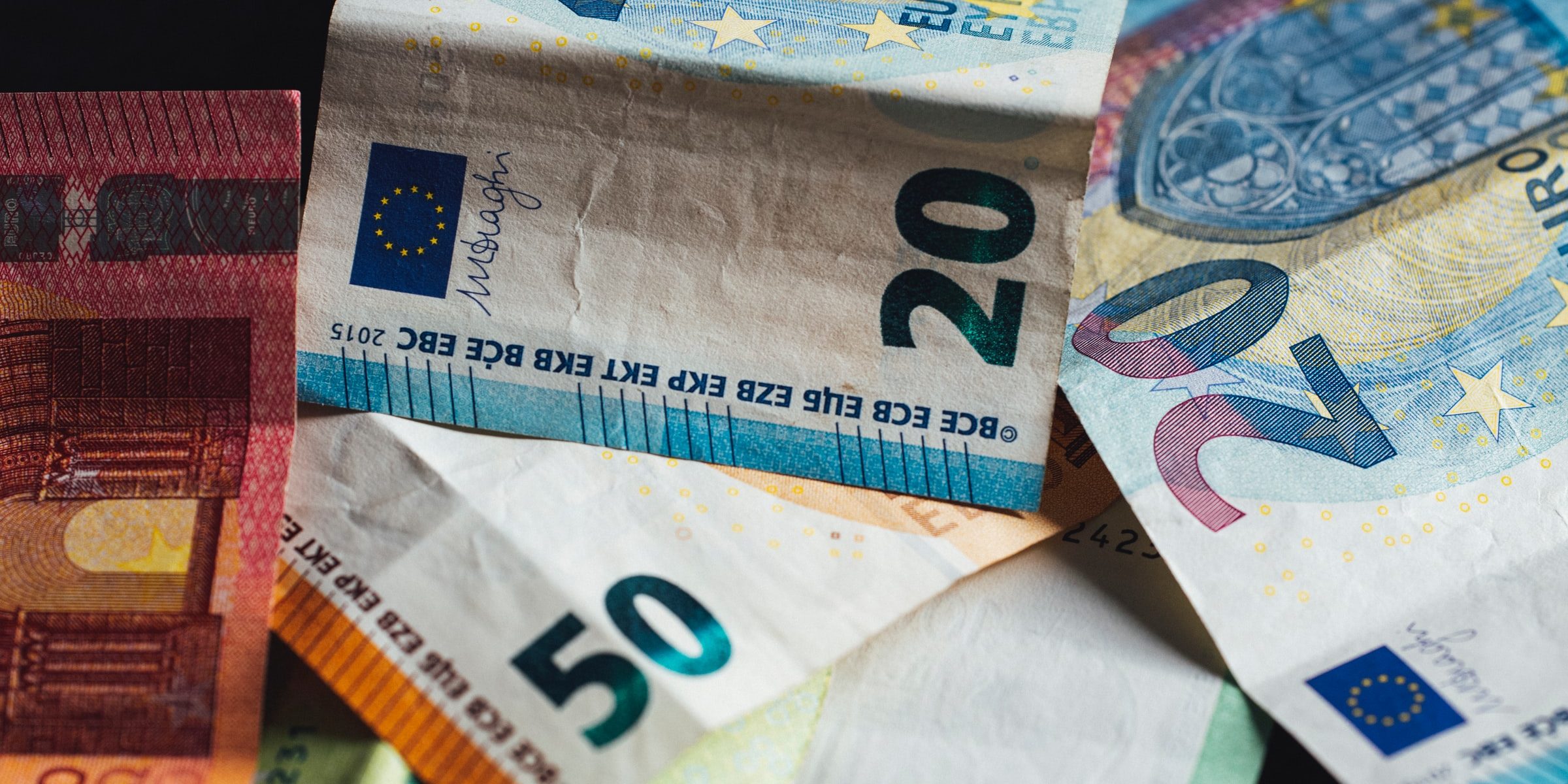 Rypistyneitä 20, 50 ja 100 euron seteleitä