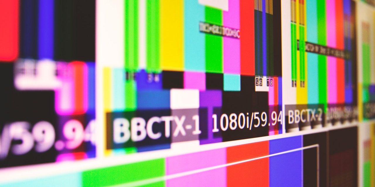 Eri värisiä raitoja täynnä oleva kuva, joka näkyy televisiossa silloin, kun kanavalta ei tule ohjelmaa.