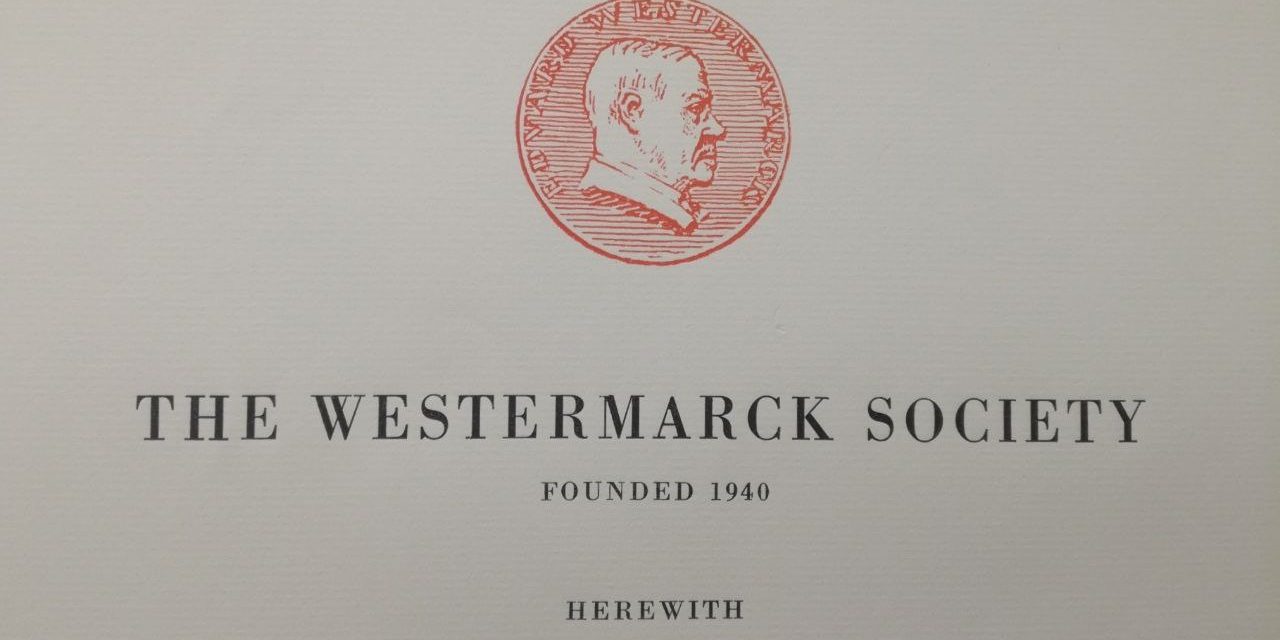 Valokuva The Westermarck Societyn kutsukirjeestä, jossa keskellä seuran tunnus ja alla perustamisvuosi 1940.