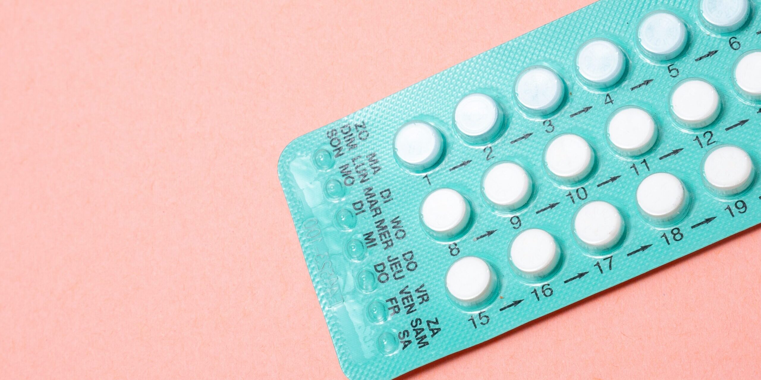 reproductive-health-supplies-coalition-bymICwLq-E4-unsplash Valokuvassa ehkäisypilleriliuska vaaleanpunaisella taustalla.