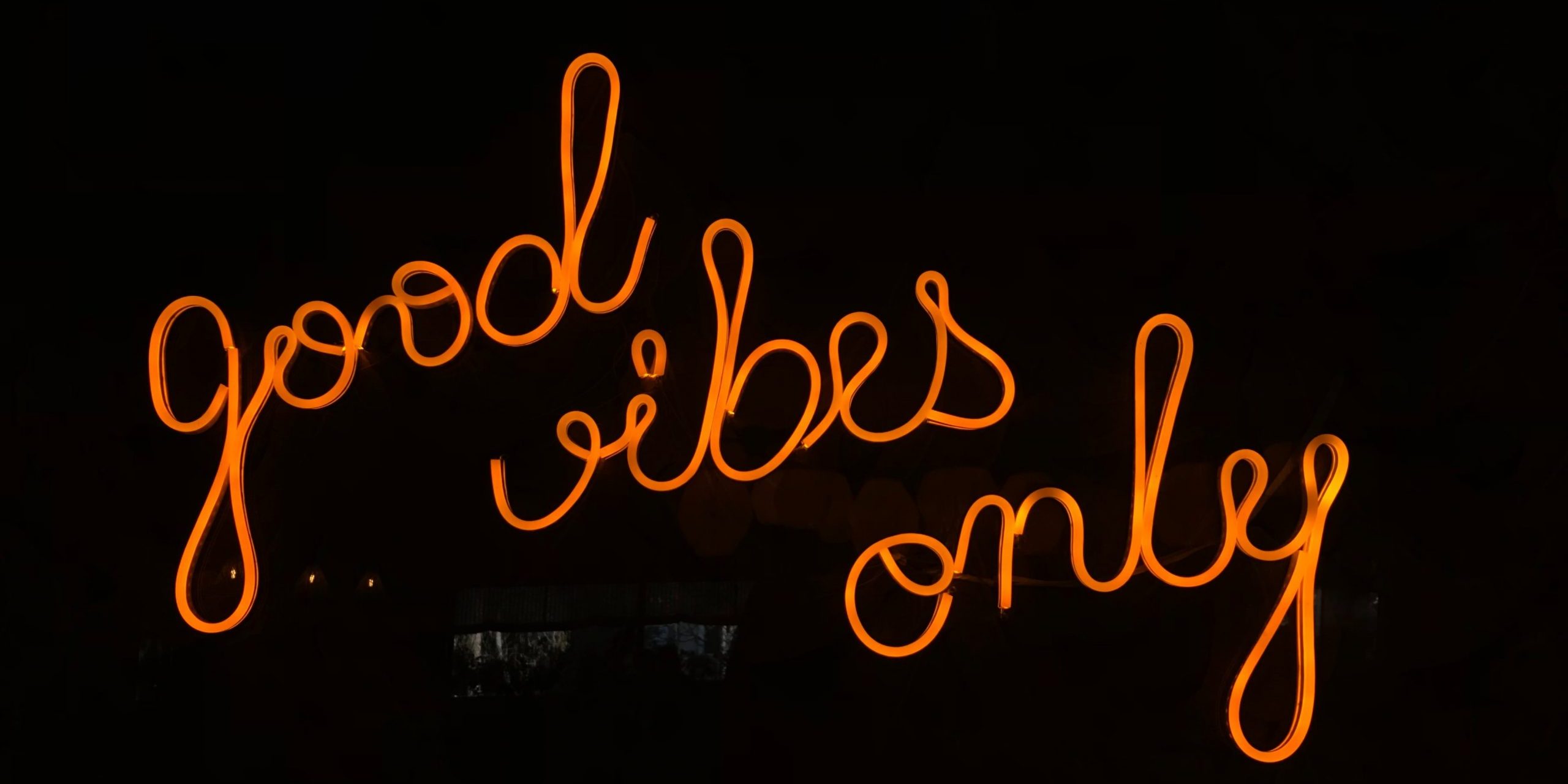 Neon-kyltti, jossa lukee "good vibes only"